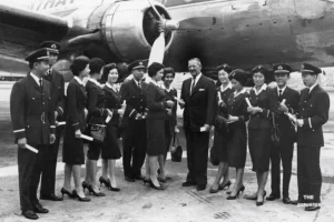 คาเธ่ย์ แปซิฟิค ถ่ายทอดประวัติศาสตร์ 80 ปีผ่านวิวัฒนาการยูนิฟอร์มลูกเรือ ตั้งแต่ปี 1946 ถึงงานออกแบบของ Pierre Balmain, Hermès, Nina Ricci และ Eddie Lau