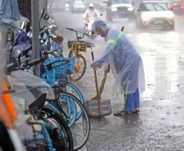 เซี่ยงไฮ้ เผชิญฝนตกหนักลมแรง หลังไต้ฝุ่นดอลฟินถล่มเตือนภัยสีแดง