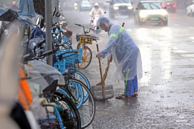 เซี่ยงไฮ้ เผชิญฝนตกหนักลมแรง หลังไต้ฝุ่นดอลฟินถล่มเตือนภัยสีแดง