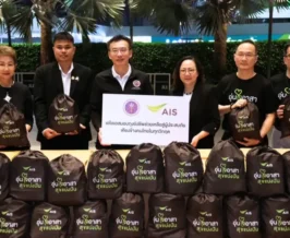 AIS ระดมพนักงานอุ่นใจอาสาแพ็คถุงยังชีพพันชุดช่วยน้ำท่วม
