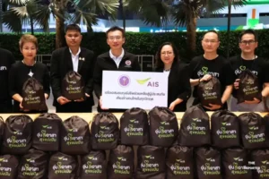 AIS ระดมพนักงานอุ่นใจอาสาแพ็คถุงยังชีพพันชุดช่วยน้ำท่วม
