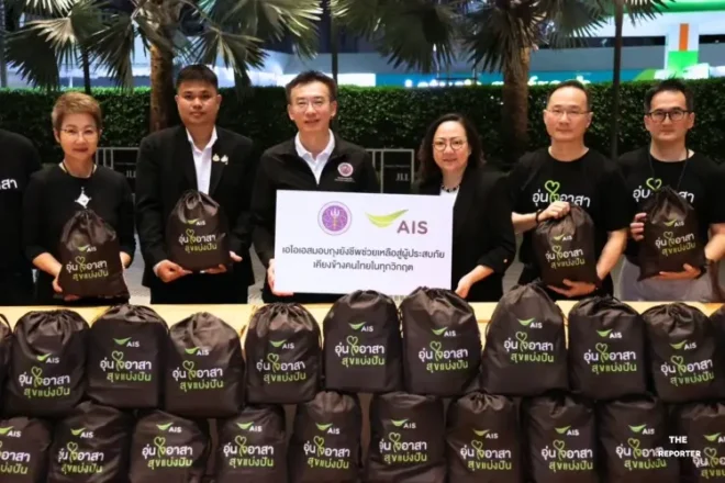 AIS ระดมพนักงานอุ่นใจอาสาแพ็คถุงยังชีพพันชุดช่วยน้ำท่วม