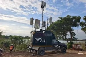 AIS ส่งรถโมบายล์เสริมศูนย์พักพิง สจล.-ร่มเกล้า หนุนสื่อสารน้ำท่วม