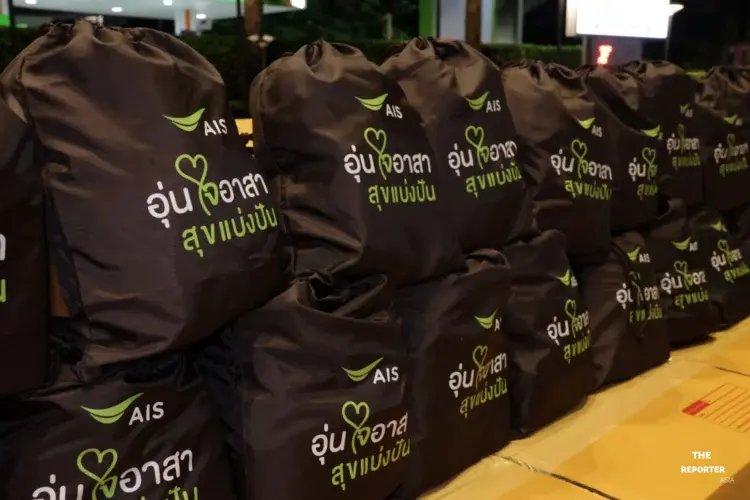 AIS ระดมพนักงานอุ่นใจอาสาแพ็คถุงยังชีพพันชุดช่วยน้ำท่วม