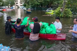 OPPO ลงพื้นที่มอบสิ่งของจำเป็น 150 ชุด ช่วยน้ำท่วมแฟลตคลองจั่น