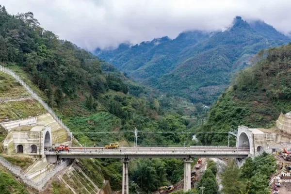 รถไฟความเร็วสูงฉงชิ่ง-คุนหมิง วางรางครบ 700 กม. พร้อมเปิดบริการปี 2027