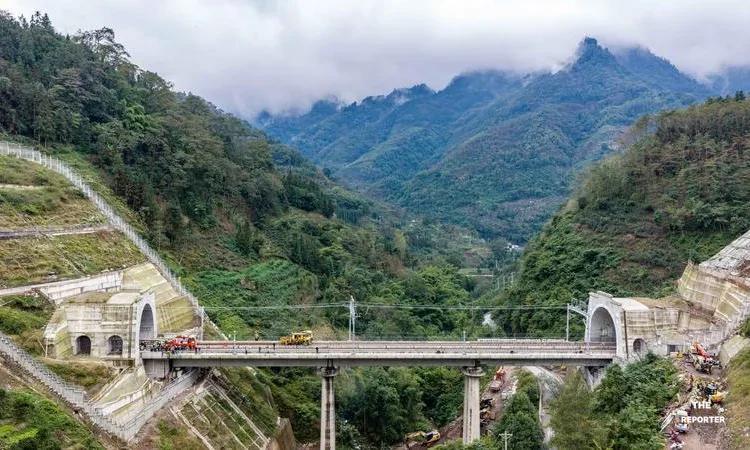 รถไฟความเร็วสูงฉงชิ่ง-คุนหมิง วางรางครบ 700 กม. พร้อมเปิดบริการปี 2027